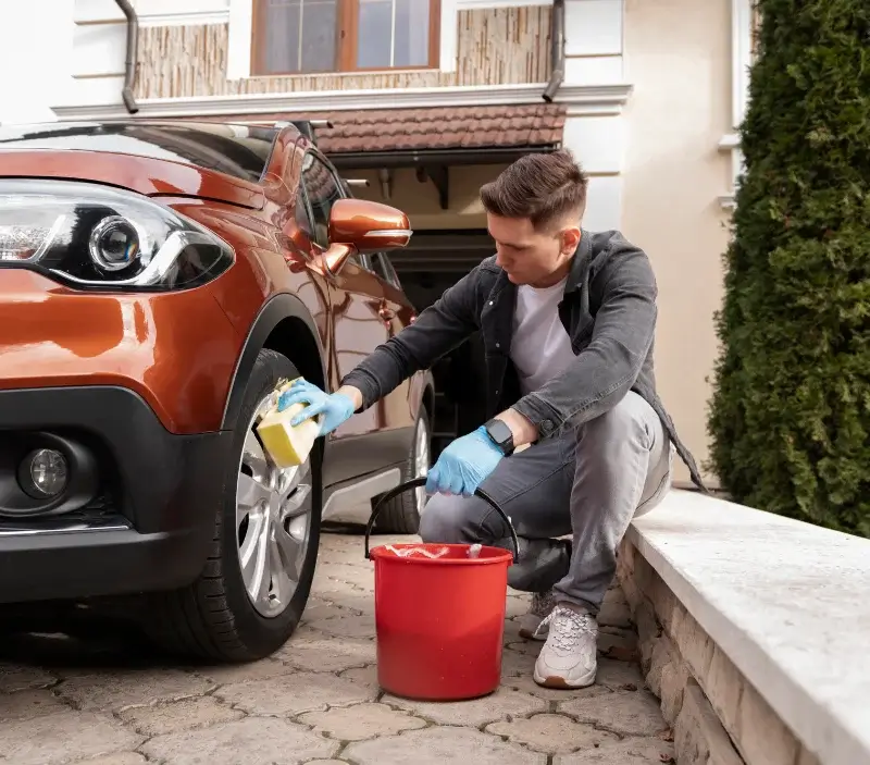 Lavage auto à domicile San-Nicolao : professionnel intervenant sur un véhicule